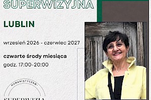 Twarz superwizorki na tle drewnianych drzwi z informacją o spotkaniu grupy